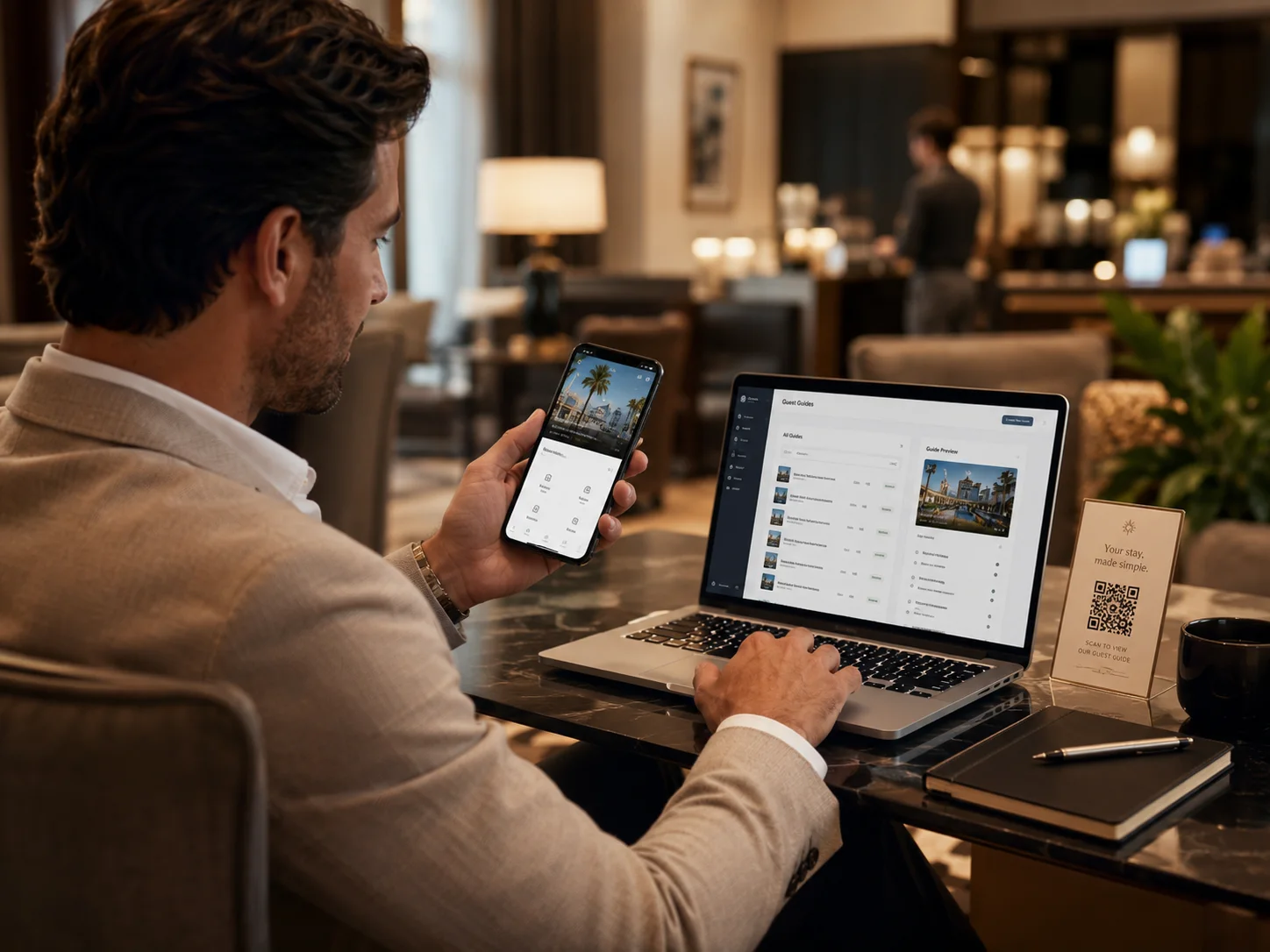 Premium σκηνή επεξεργασίας myguideqr με laptop, κινητό και QR σε χώρο φιλοξενίας.